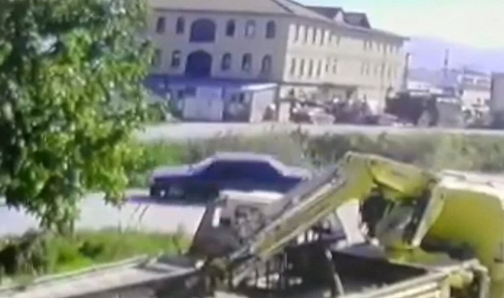 Bursa'da otomobil dereye uçtu, 2 kişi yaralandı: O anlar kamerada