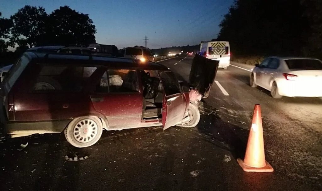Bursa'da otomobil ile hafif ticari araç çarpıştı: 4 yaralı