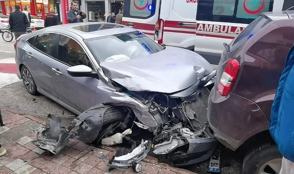 Bursa'da sara nöbeti geçiren sürücü park halindeki araçlara çarptı