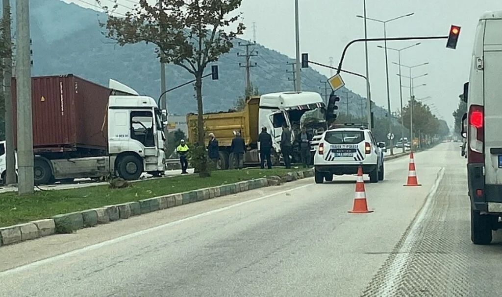 Bursa'da tır kamyona çarptı: 2 yaralı
