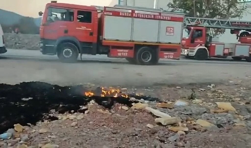 Bursa’da tutuşan ambalajlardan bir kamyon alev alev yandı