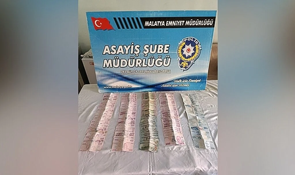 Çaldıkları parayı harcayamadan yakalandılar