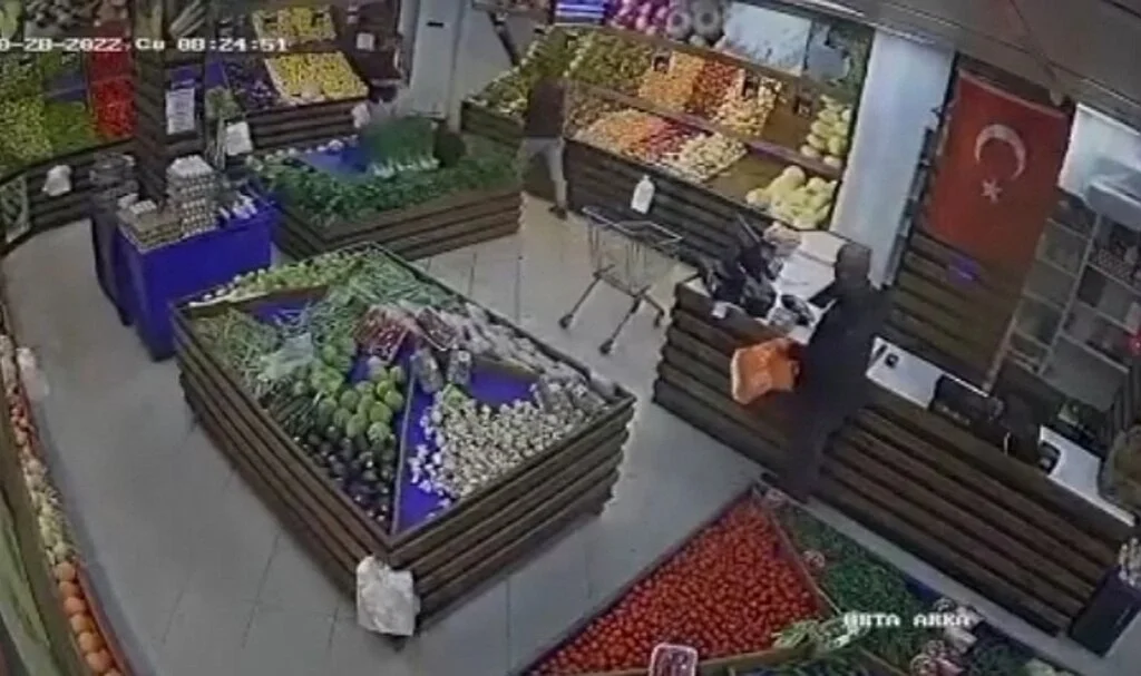Çalışanları oyalayıp sadaka kutusunu çaldı