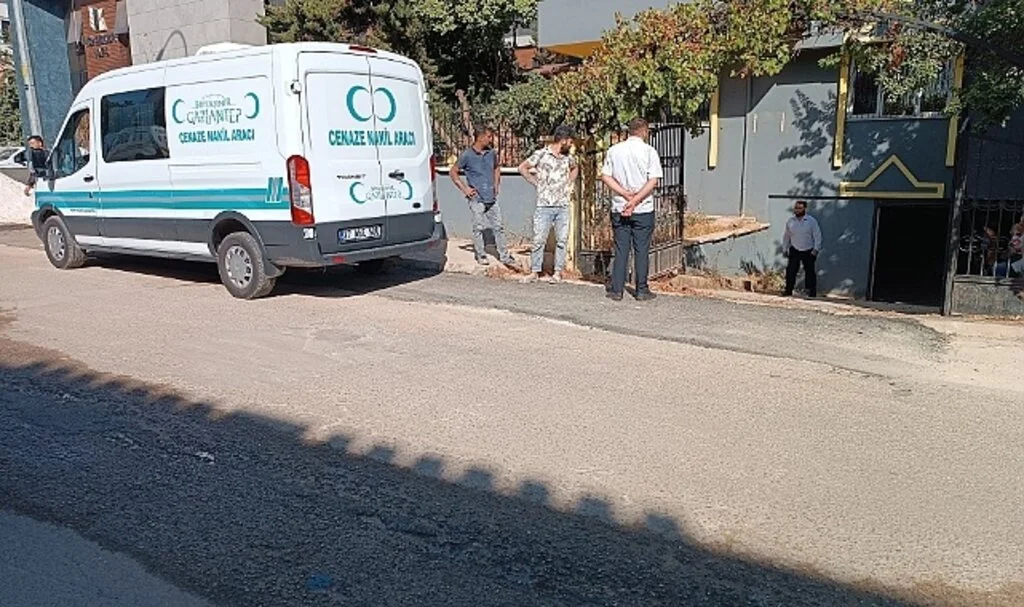 Çalıştığı iş yerinin deposunda ölü bulundu