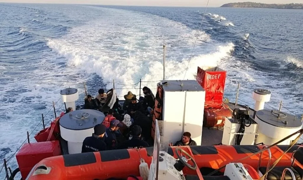 Çanakkale’de 34 göçmen ve 1 göçmen kaçakçısı yakalandı