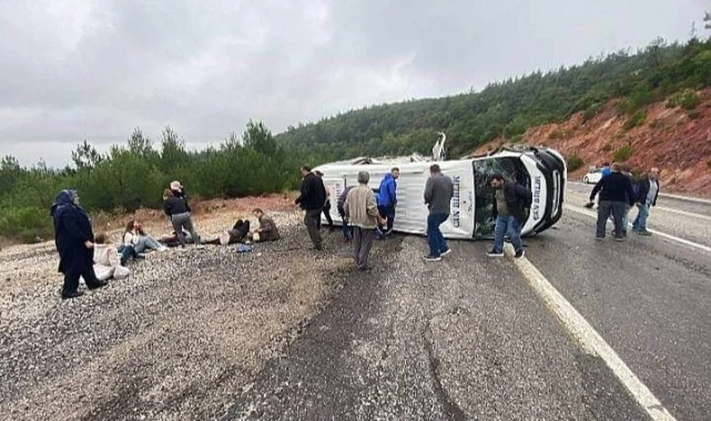 Çanakkale’de minibüs ile kamyonet çarpıştı: 6 yaralı