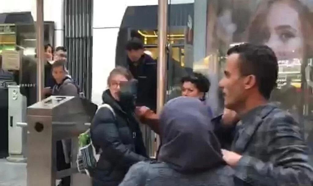 Çantasıyla herkese saldırdı, vatandaş neye uğradığını şaşırdı