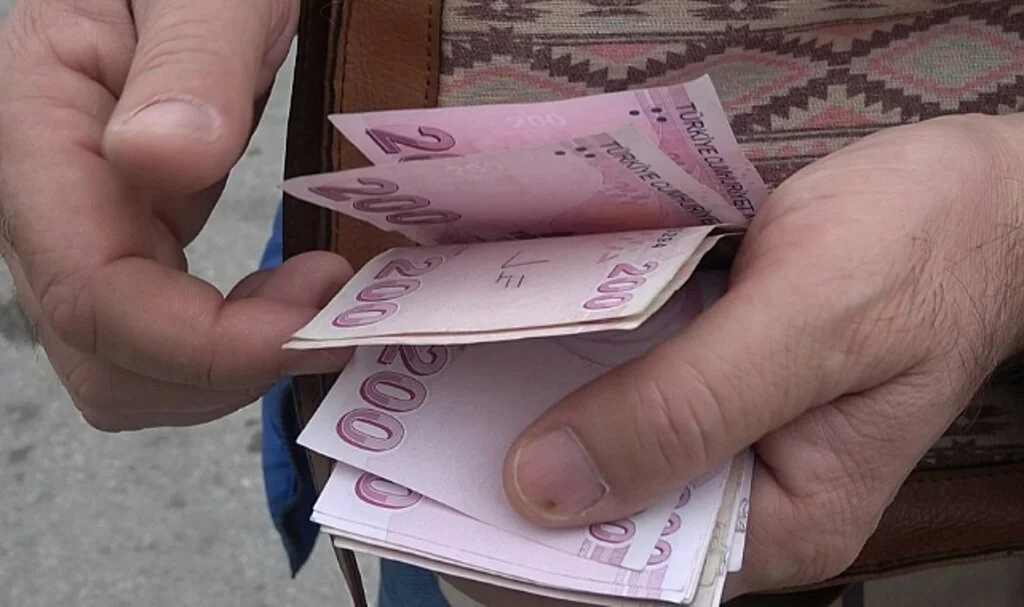 Çaresiz kaldı, çaresiz bırakmadı: Yolda bulduğu para dolu çantayı karakola teslim etti