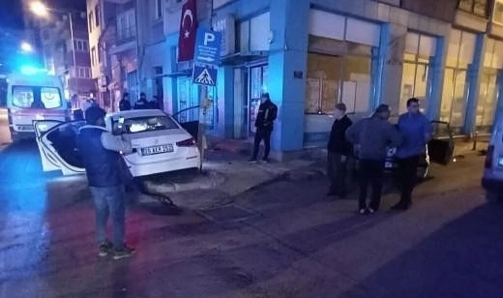 Çarpışan otomobiller yol kenarına savruldu, 2 kişi yaralandı