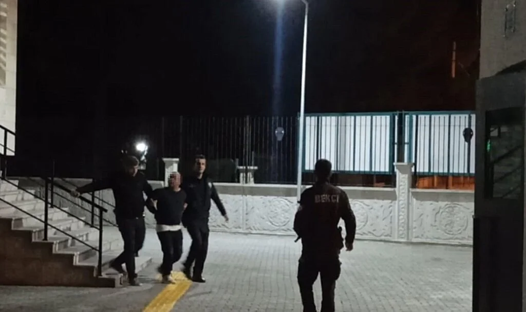 Çevreyi rahatsız eden alkollü şahıs müdahaleye gelen polislere saldırdı