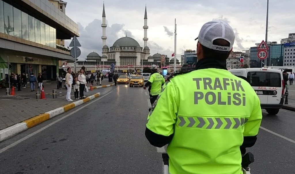 Ceza yiyen taksiciden polise küstah tepki: "Bazen size yapılanları hak ediyorsunuz"