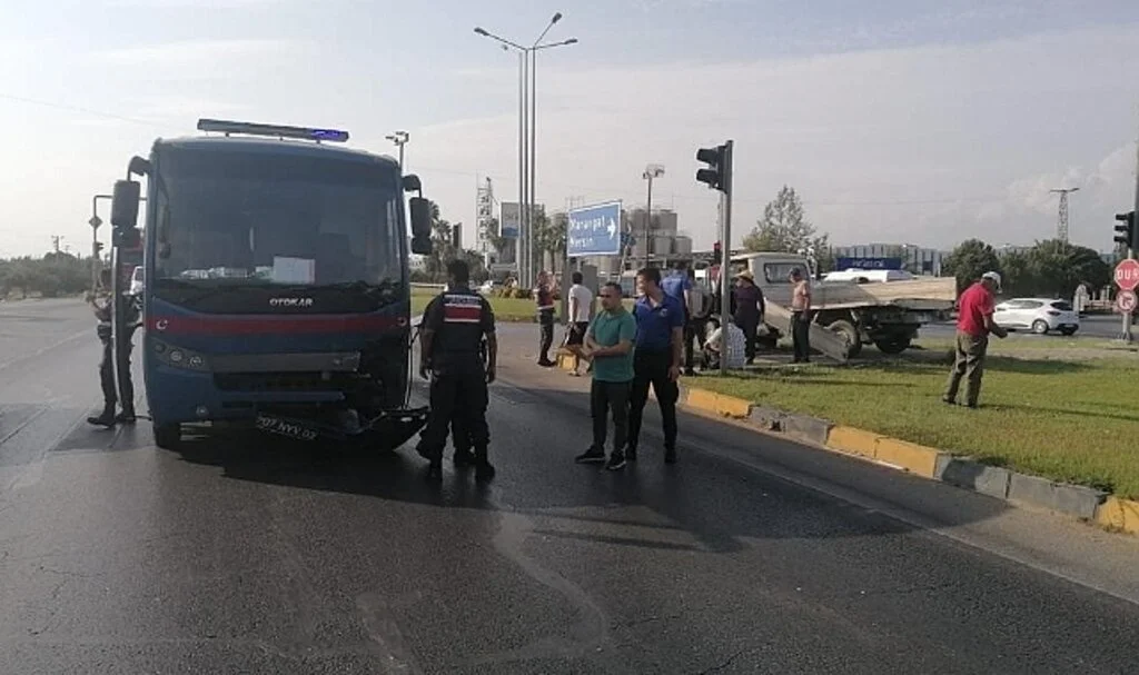 Cezaevine ait ring aracı kamyonetle çarpıştı: 1 yaralı