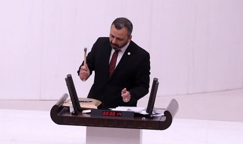 CHP 'li Burak Erbay 'Dezenformasyonla Mücadele Yasası'nı cep telefonunu TBMM kürsüsünde kırarak protesto etti