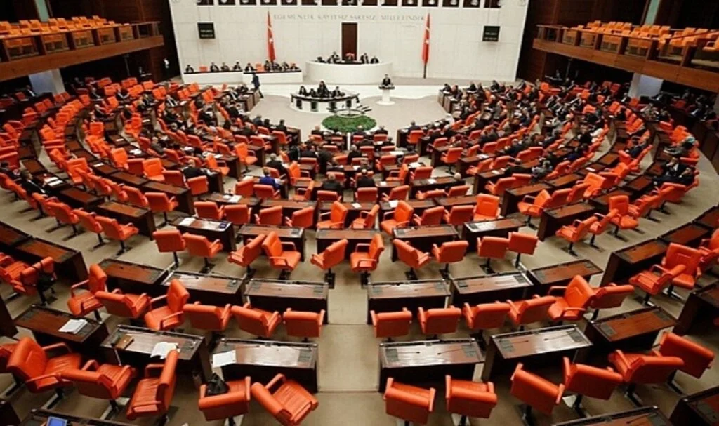 CHP'nin başörtüsü teklifi, Kılıçdaroğlu ve grup yöneticilerinin imzalarıyla Meclis'te