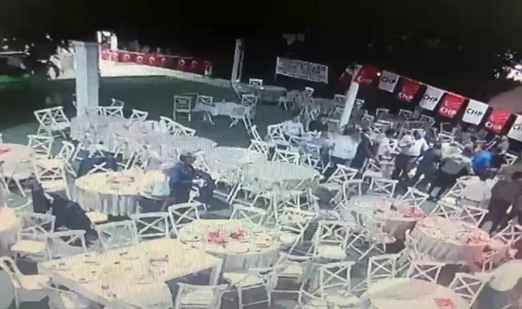 CHP'nin dayanışma yemeğinde yumruklar konuştu, salon karıştı