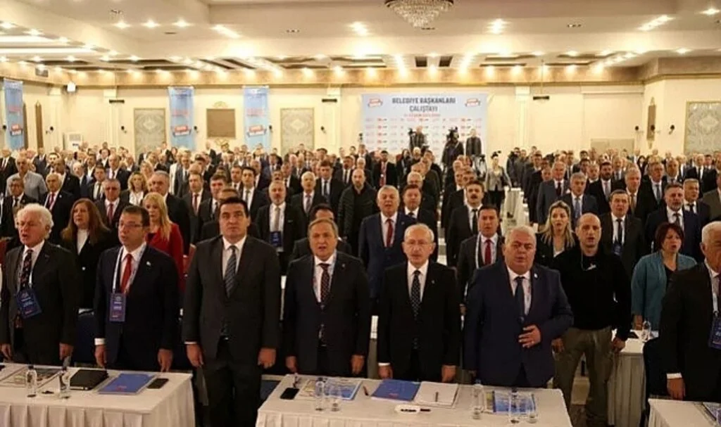 CHP'nin toplantısında dikkat çeken 'Mansur Yavaş' detayı! İmamoğlu dahil yüzlerce belediye başkanı oradaydı