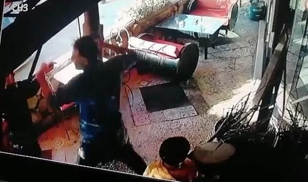 Çocuğunun gözü önünde eşini darp etti