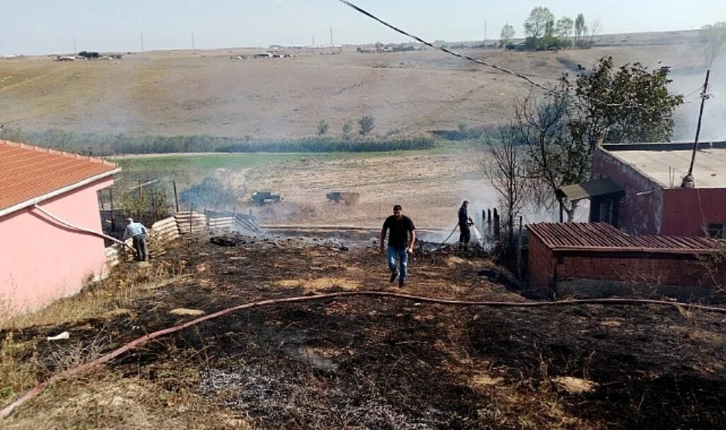 ‘Çöpleri tutuşturayım’ derken az daha evi yakacaktı
