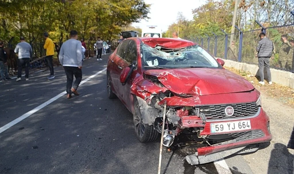Çorlu’da can pazarı: Otomobilin çarptığı at arabası hurdaya döndü, yaralı yakınları sinir krizi geçirdi