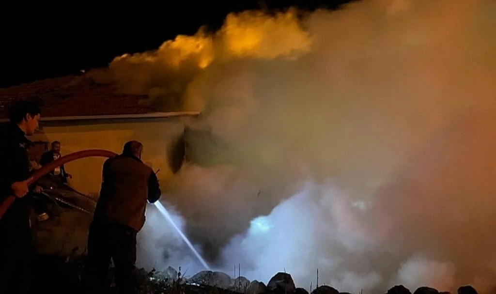 Çubuk’ta 2 ev ve 1 samanlık yandı