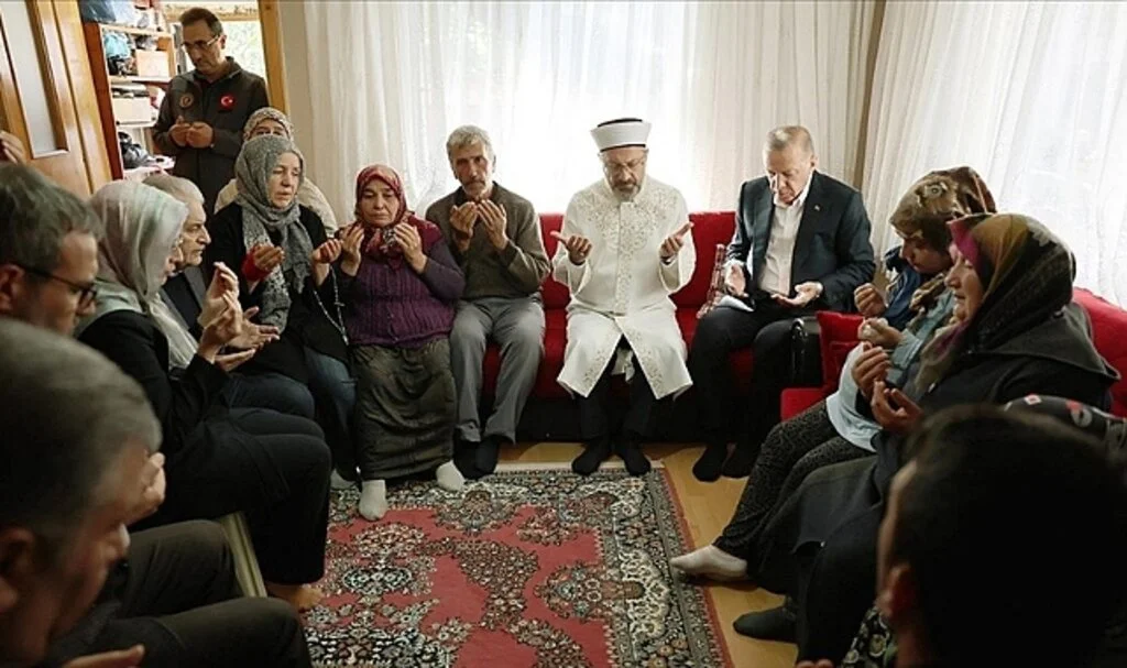 Cumhurbaşkanı Erdoğan hayatını kaybeden madenci Selçuk Ayvaz’ın ailesine taziye ziyaretinde bulundu