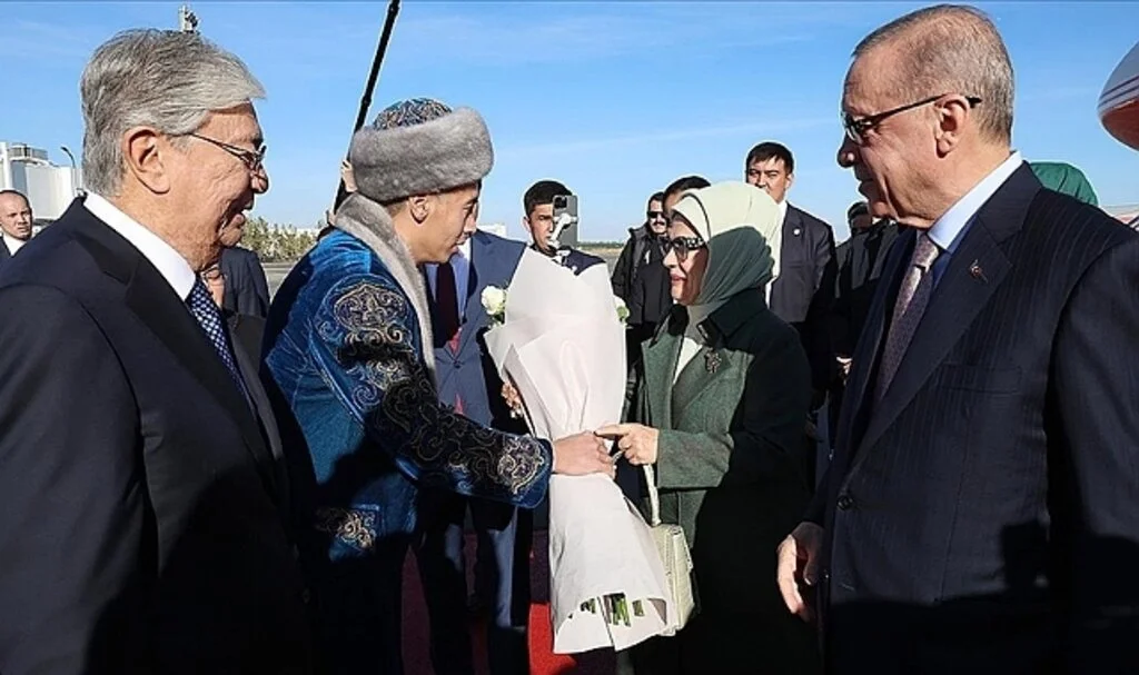 Cumhurbaşkanı Erdoğan, Kazakistan'da Cumhurbaşkanı Tokayev tarafından resmi törenle karşılandı