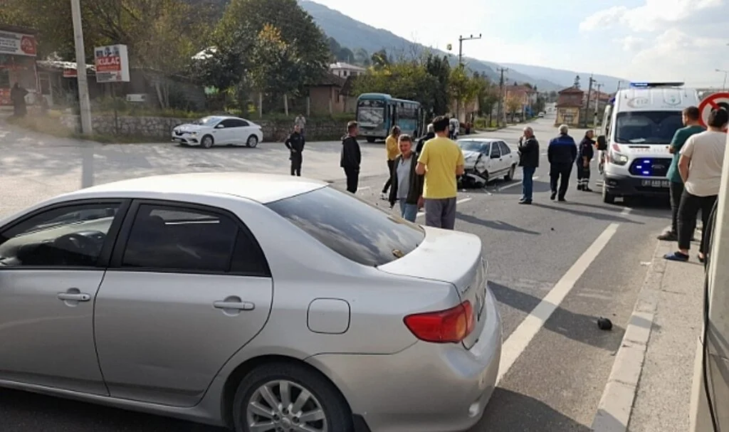 D-100 Karayolunda kaza: 3 yaralı