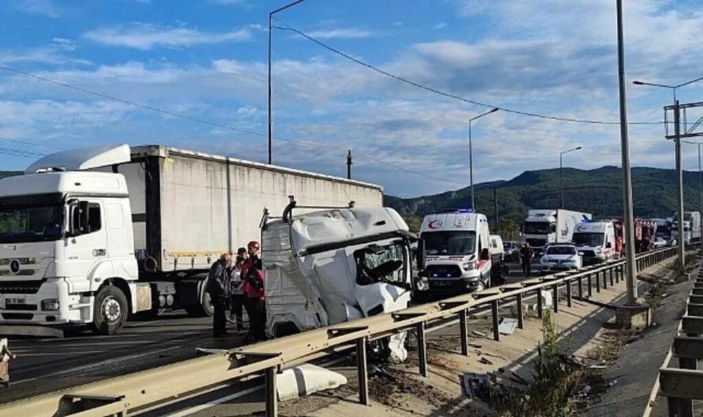 D-650’de feci kaza: Tırın kupası bir yana motoru bir yana savruldu