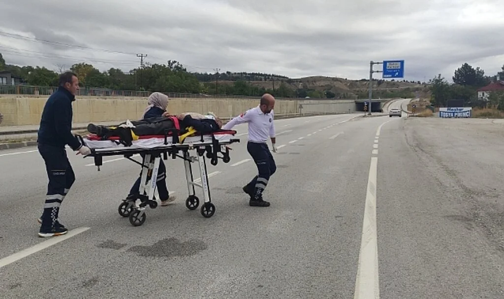 D100'de kamyonun çatptığı yaşlı adam ağır yaralandı
