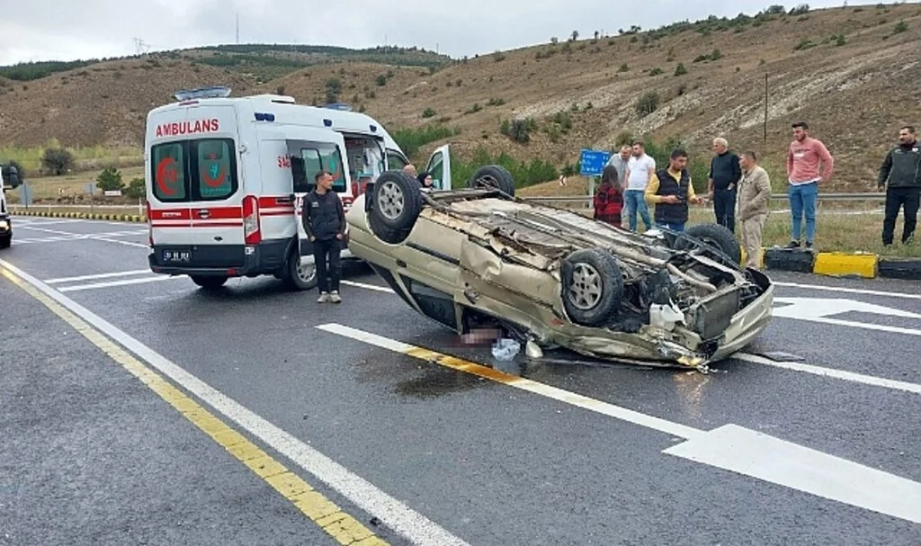 D100’de otomobil takla attı: 2 yaralı