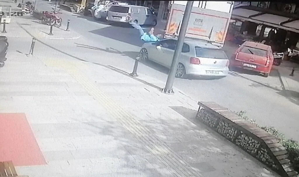 Dalgınlığının bedelini ağır ödedi, çarpan otomobille hastanelik oldu