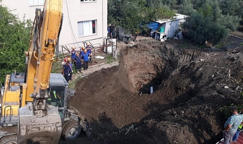 Define aramak için kazdıkları toprağın altında kaldılar