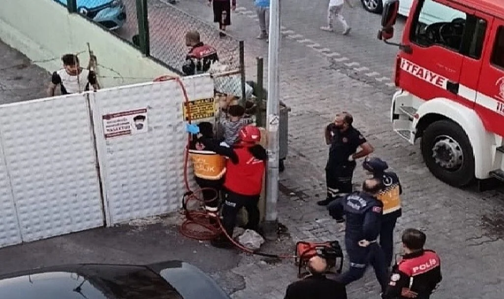 Demir kapıya ayağı sıkışan çocuğu itfaiye ekipleri kurtardı
