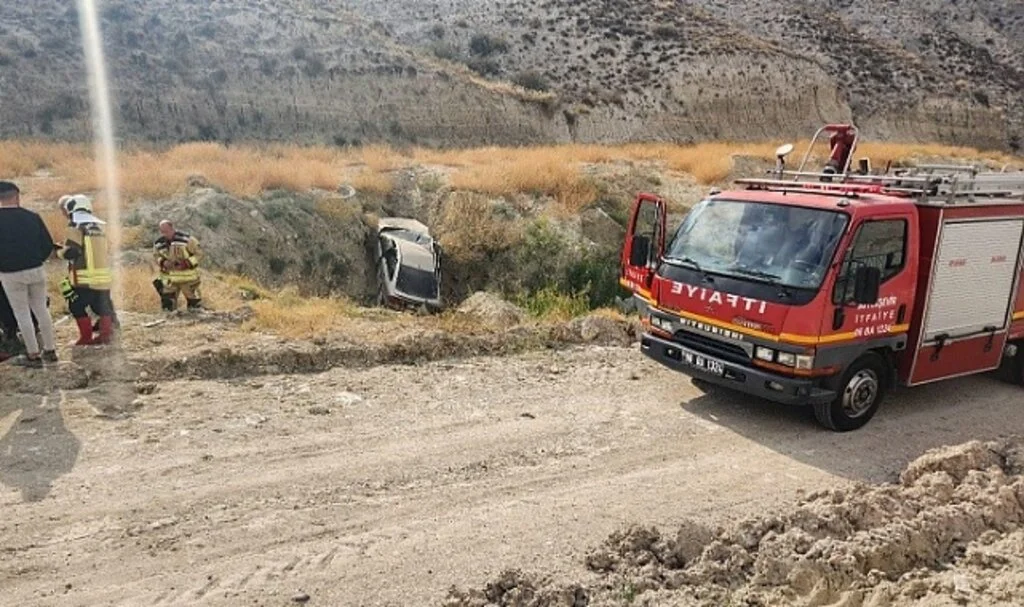 Dere yatağına uçan otomobildeki anne ve kızı yaralandı