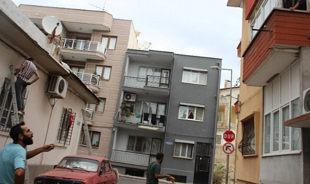 'Devlet işi yapıyoruz' diye evlere girdiler, mahalle sakinlerini isyan ettirdiler