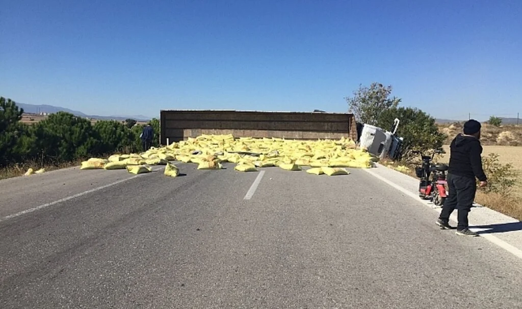 Devrilen gübre yüklü tır yolu trafiğe kapattı