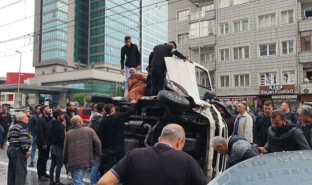 Devrilen minibüsten burunları kanamadan çıktılar