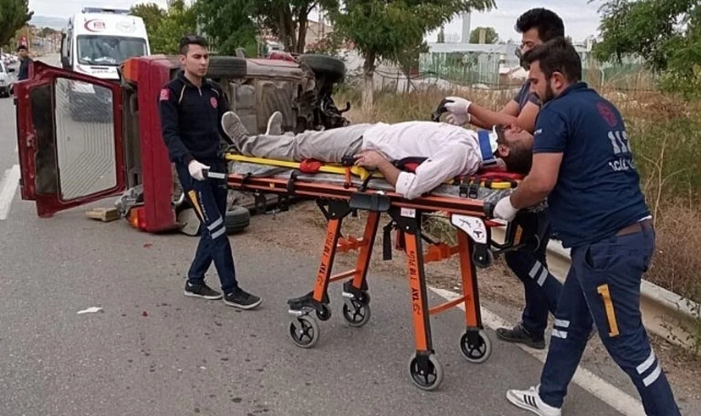 Devrilen otomobilin sürücüsü yaralandı