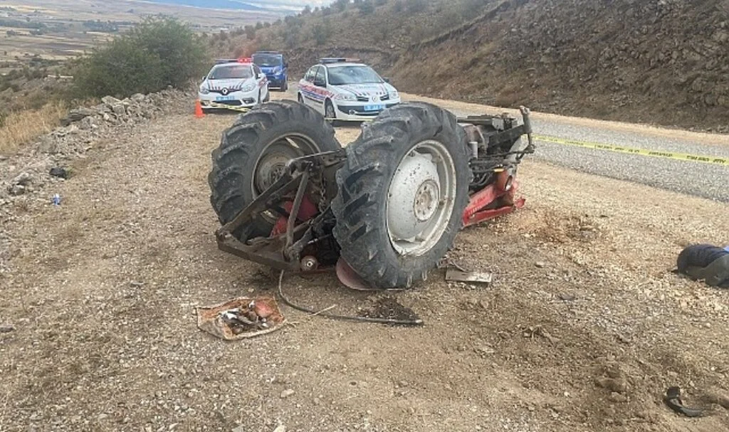 Devrilen traktörün altında kalan sürücü hayatını kaybetti