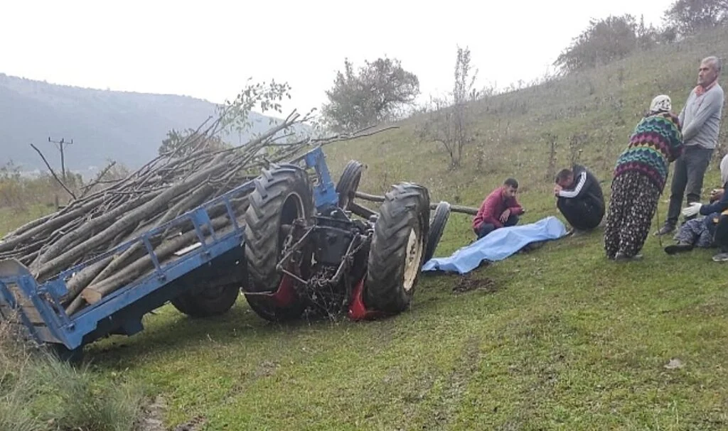Devrilen traktörün altında kalan sürücü hayatını kaybetti