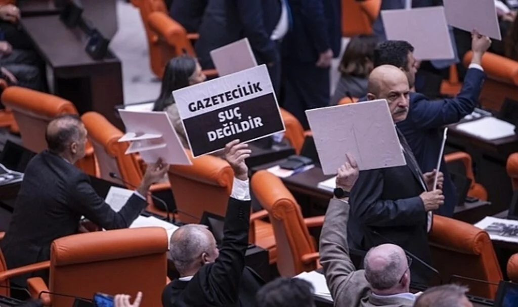 Dezenformasyonla Mücadele Yasasının tartışmalı 29. maddesi Meclis'te kabul edildi