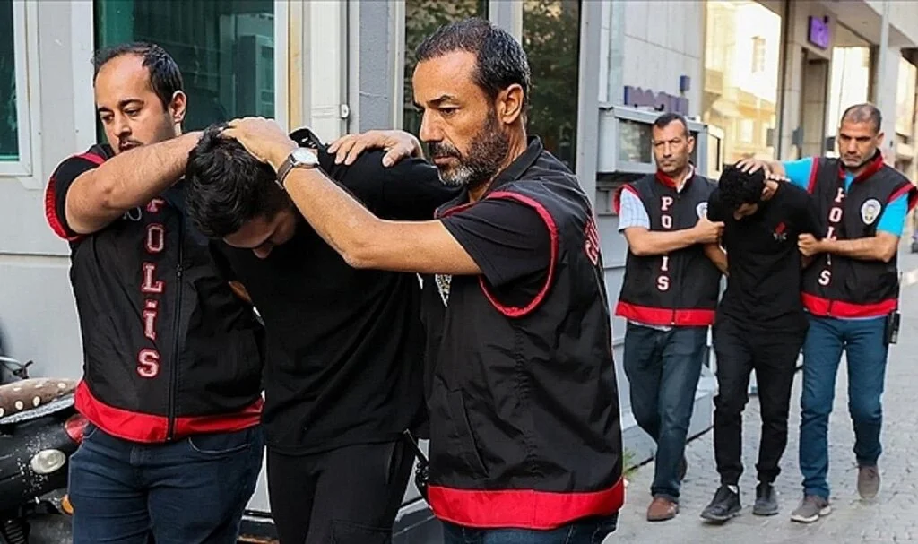 Dini değerleri aşağılama suçunu işlediği öne sürülen 2 şüpheli adliyede