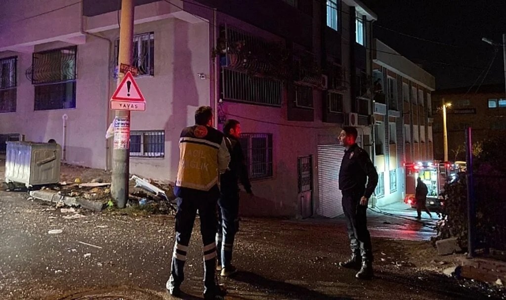 Dini içerikli kitapları ve eşyalarını yakarak balkondan aşağı attı, sonra da kendi evini yaktı