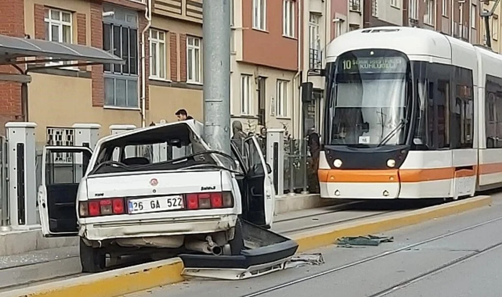 Direğe çarpan otomobilin sürücüsü yaralandı
