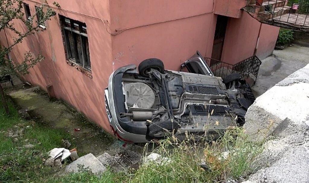 Direksiyon hakimiyetini kaybetti, evin bahçesine uçtu