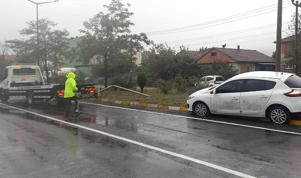 Direksiyon hakimiyetini kaybetti karşı şeride geçerken elektrik direğine çarptı