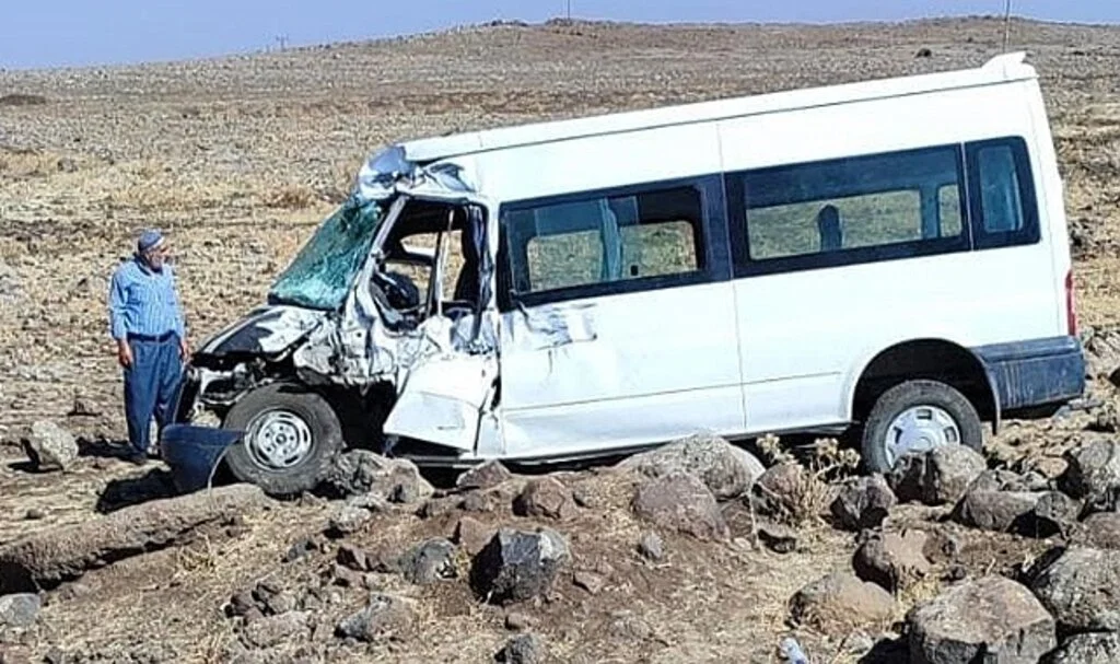 Diyarbakır'da minibüs yol kenarına yuvarlandı: 2 yaralı