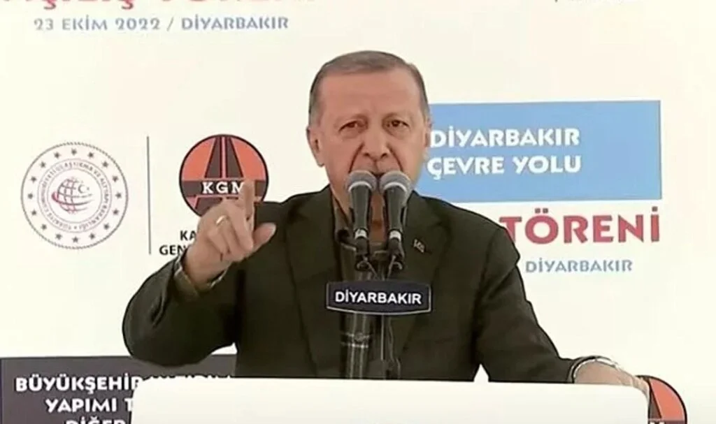 Diyarbakır'daki pankart Erdoğan'ın dikkatini çekti: Reis paradan altı sıfırı sen attın biz de...