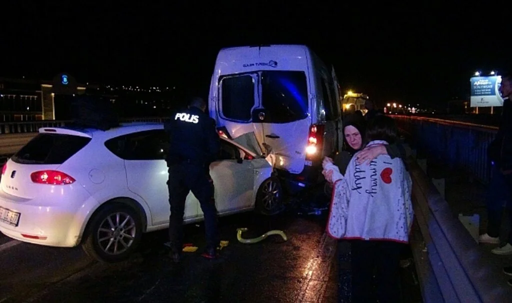 Düğün dönüşü yol ayrımını kaçırıp geri gelen minibüse otomobil çarptı: 2’si çocuk 6 yaralı