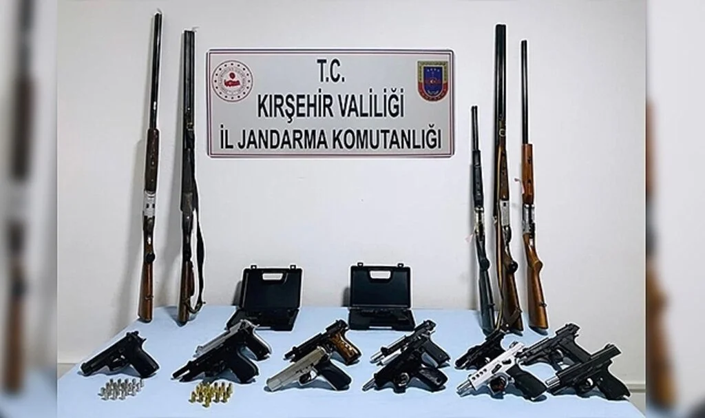 Düğünde ateş açanların evinden cephanelik çıktı